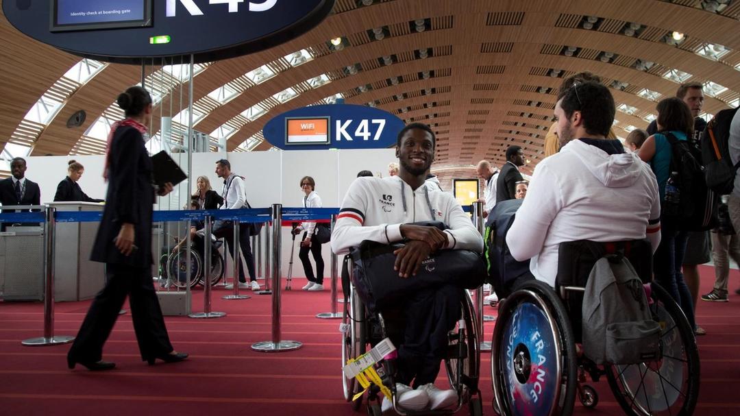 Athlètes paralympiques en salle d'embarquement