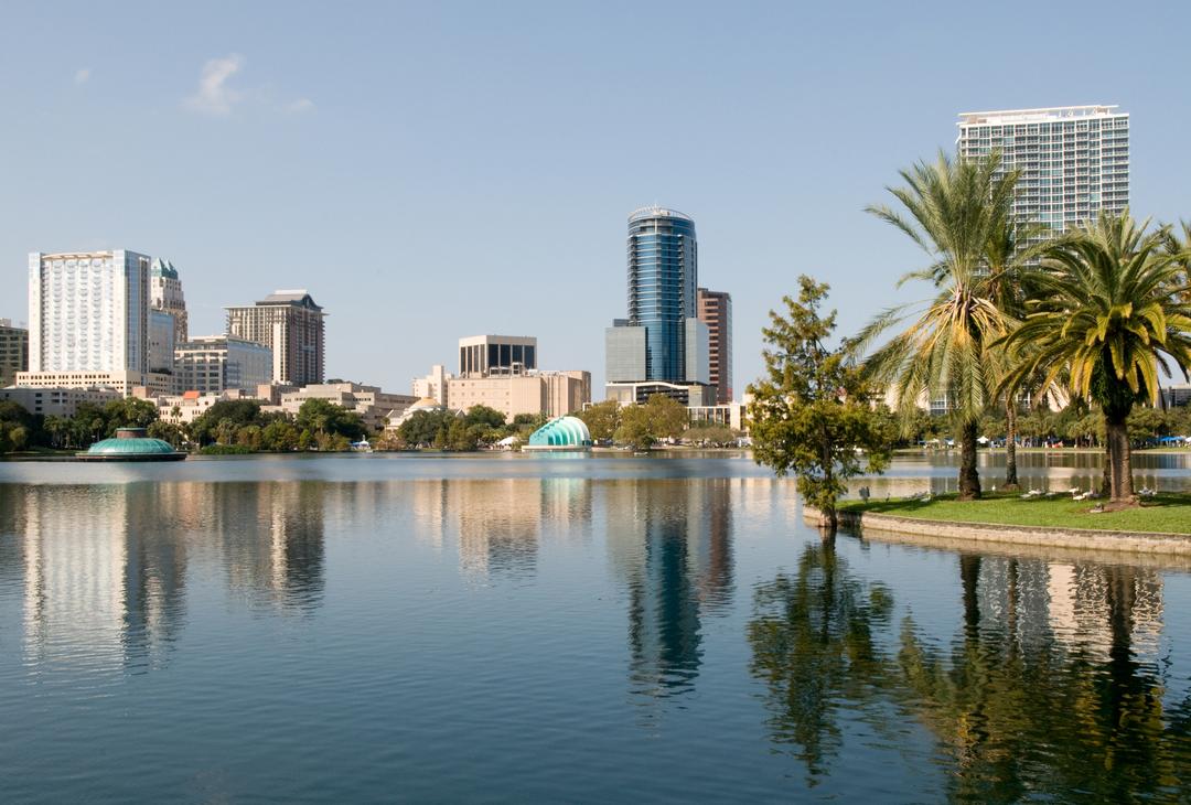 Lac Eola d'Orlando le matin avec les gratte-ciel urbains 