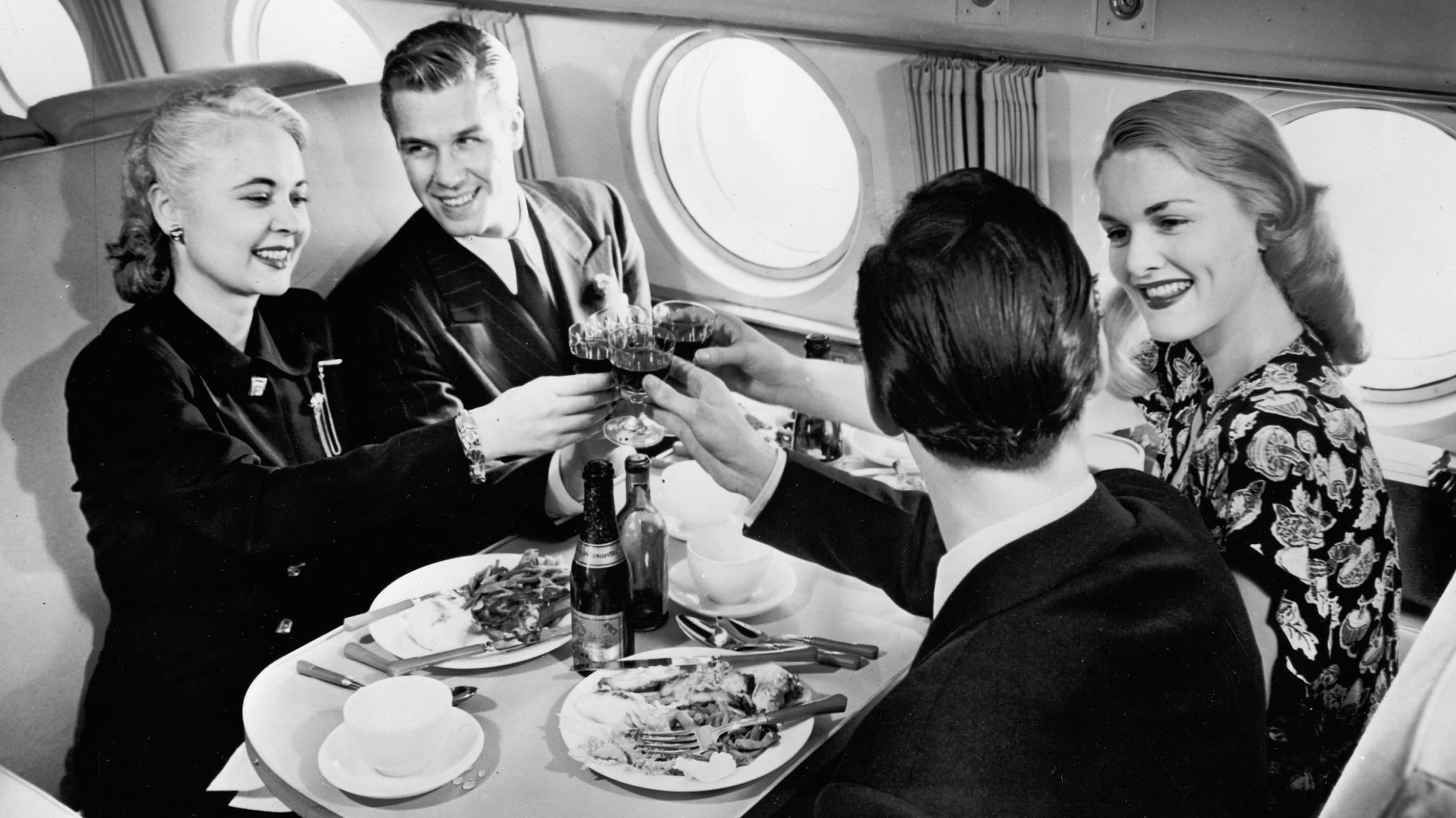 Photo noir et blanc repas à bord d'un avion
