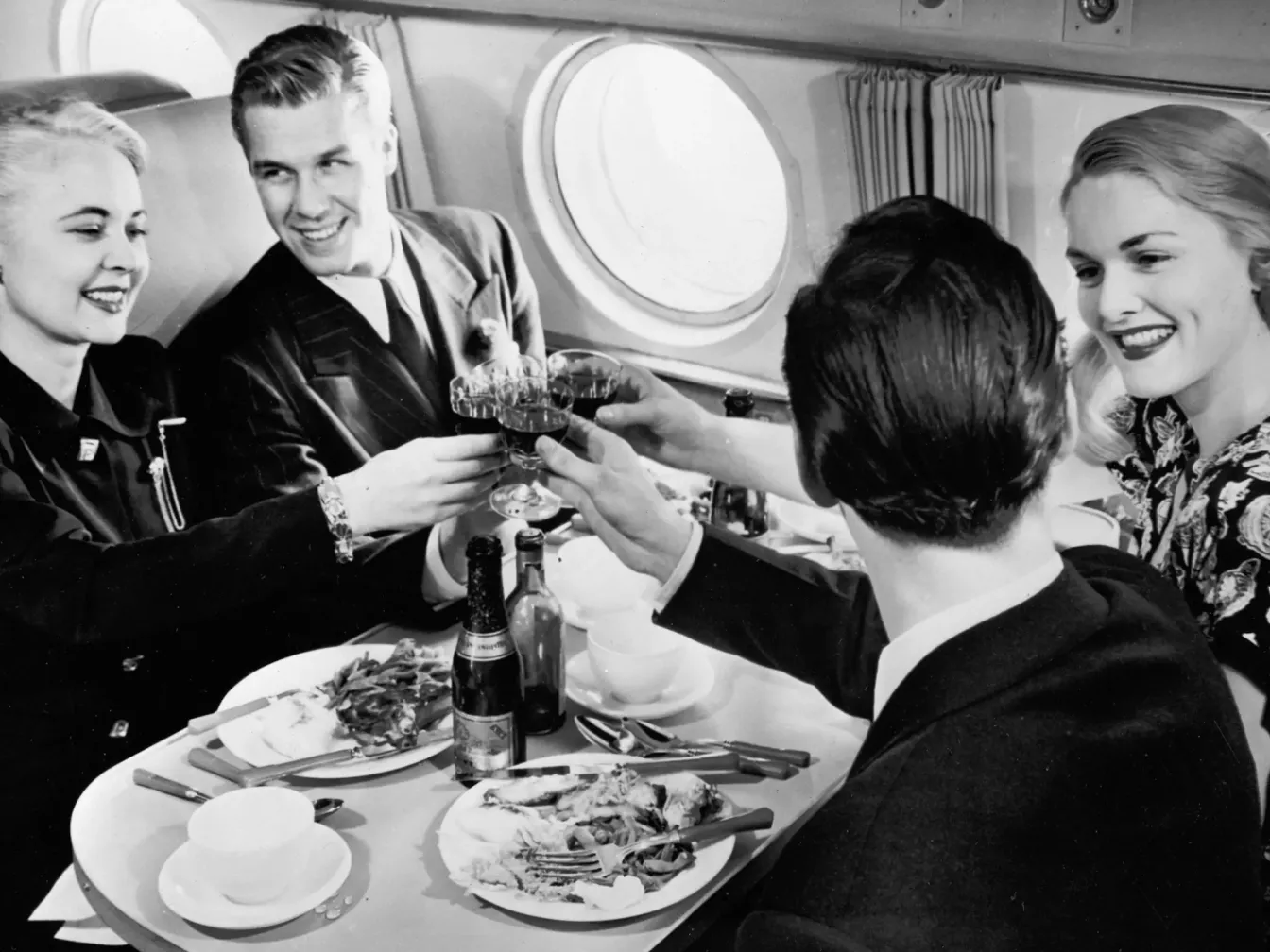 Photo noir et blanc repas à bord d'un avion