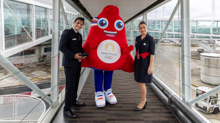 Personnel Air France avec la mascotte des JO