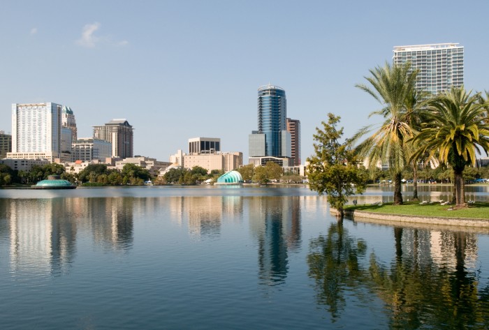 Lac Eola d'Orlando le matin avec les gratte-ciel urbains