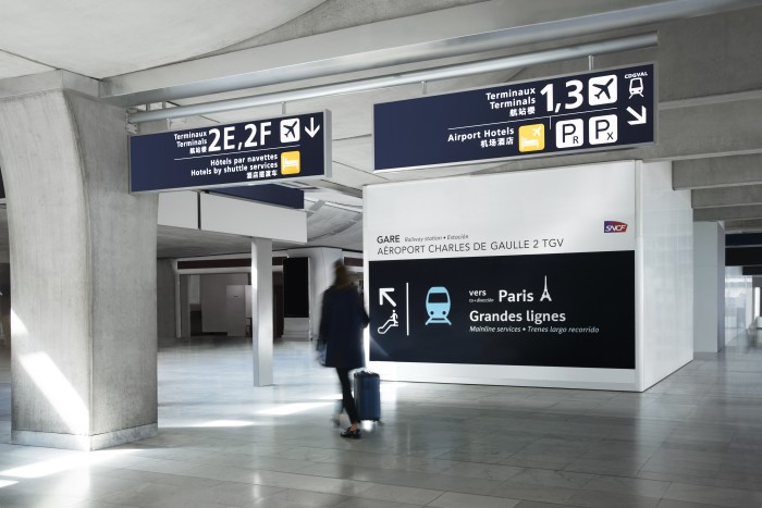Passager dans un aéroport avec accès gare TGV