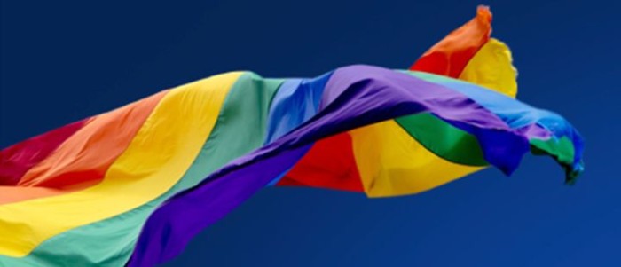 Drapeau LGBT qui flotte au vent
