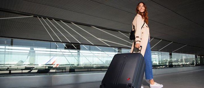 Femme qui tire sa valise
