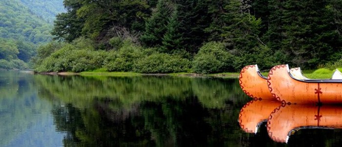 Canöe kayak sur un lac