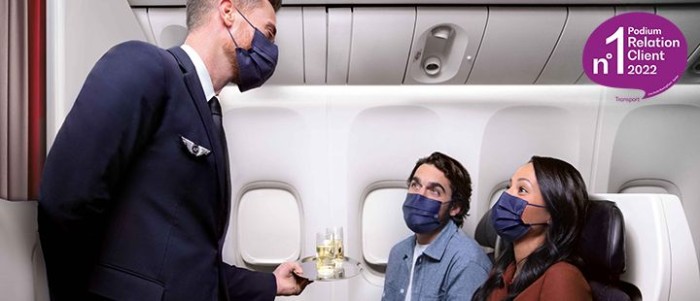 Passagers qui discutent avec un stewart