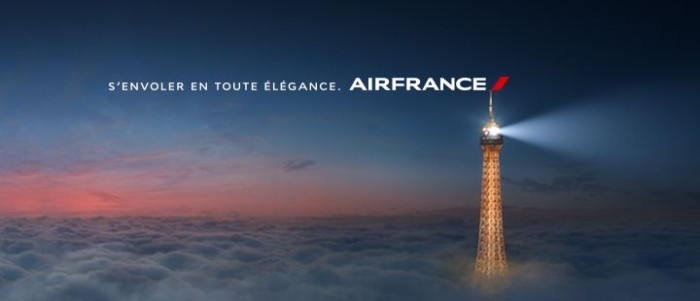 Tour eiffel allumée au dessus des nuages