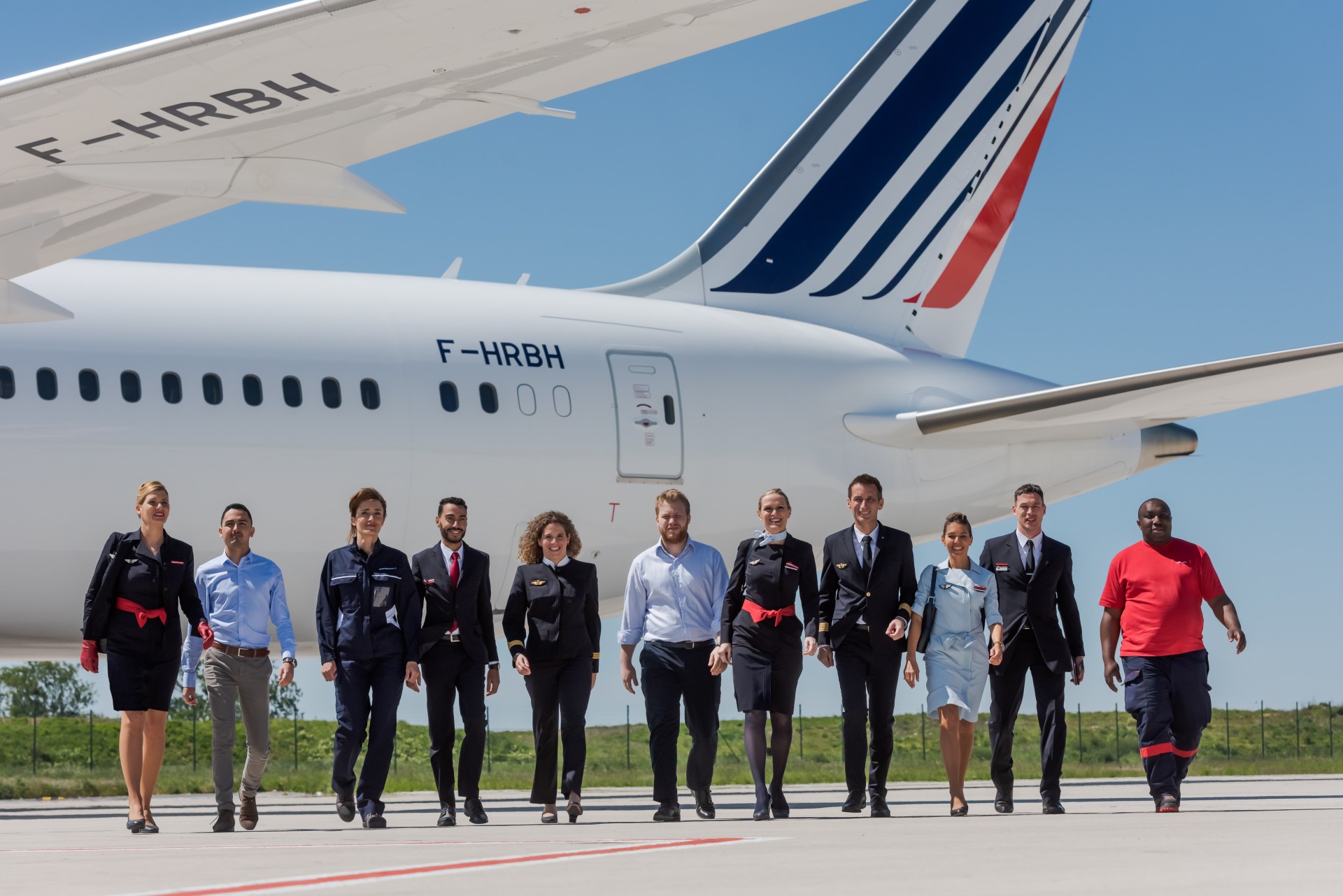 Photo PNC devant un avion