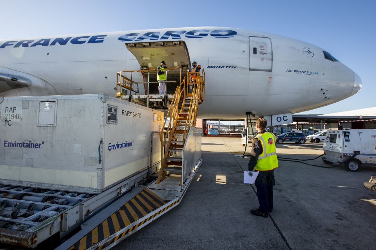 Chargement avion cargo