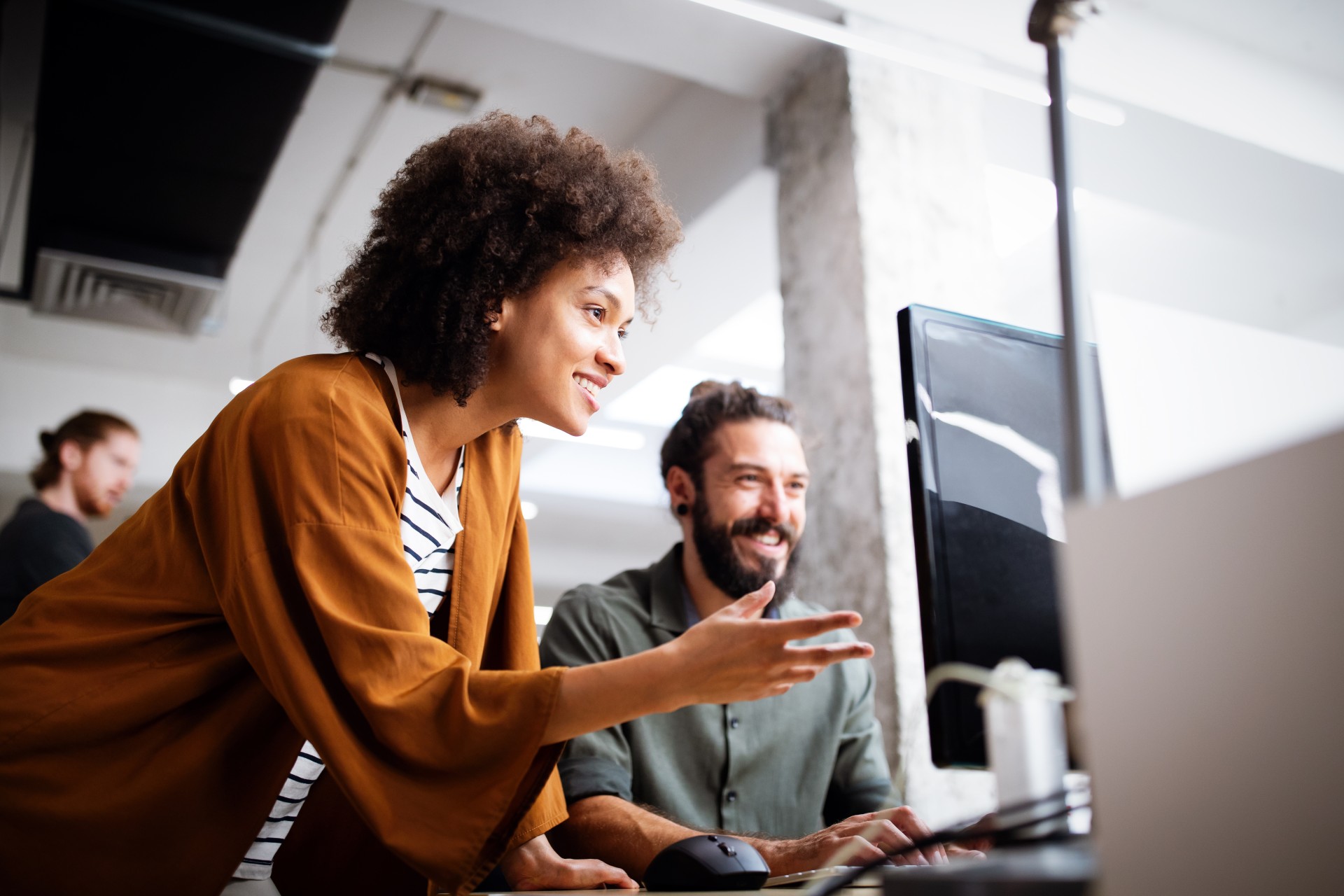 Salariés collaborant face à un ordinateur