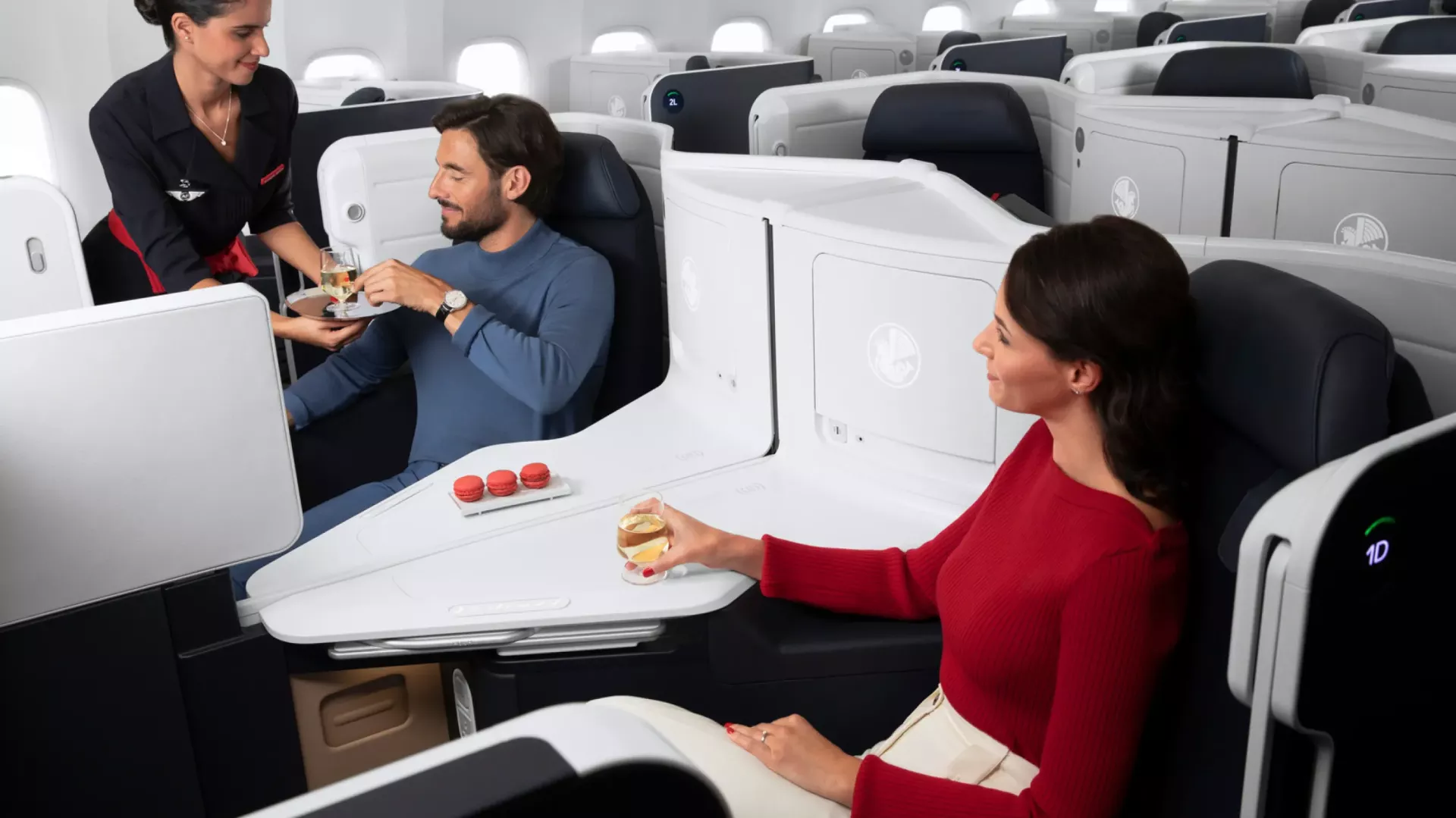 Femme et homme dans une cabine