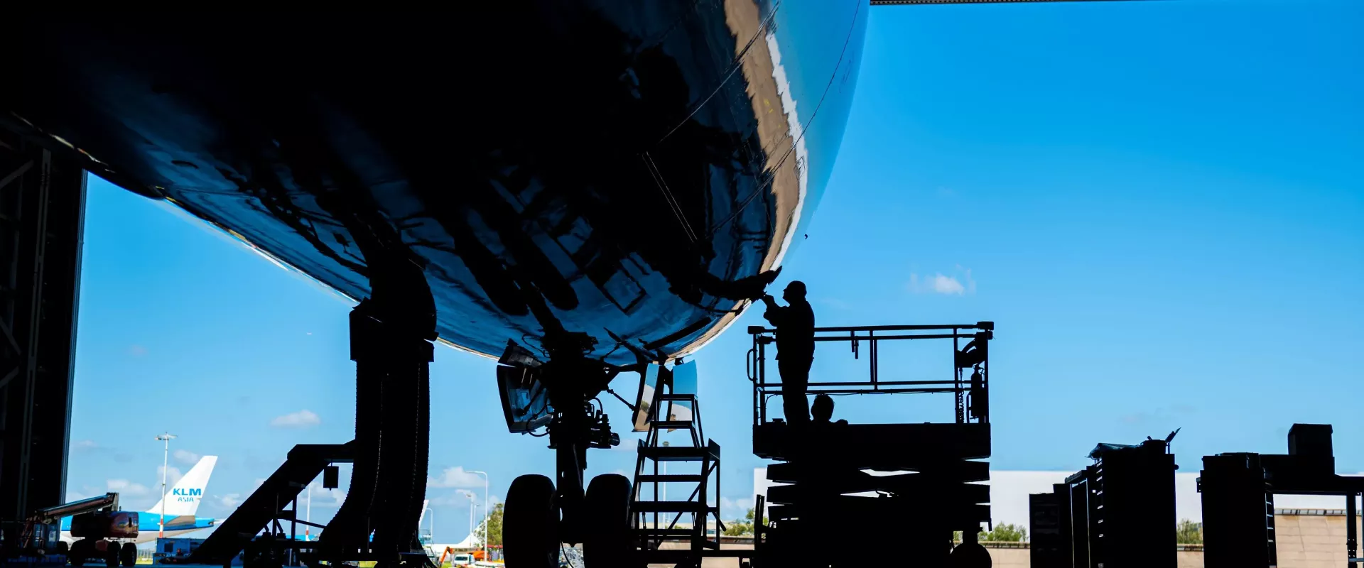 Boieng 787 in the hangar