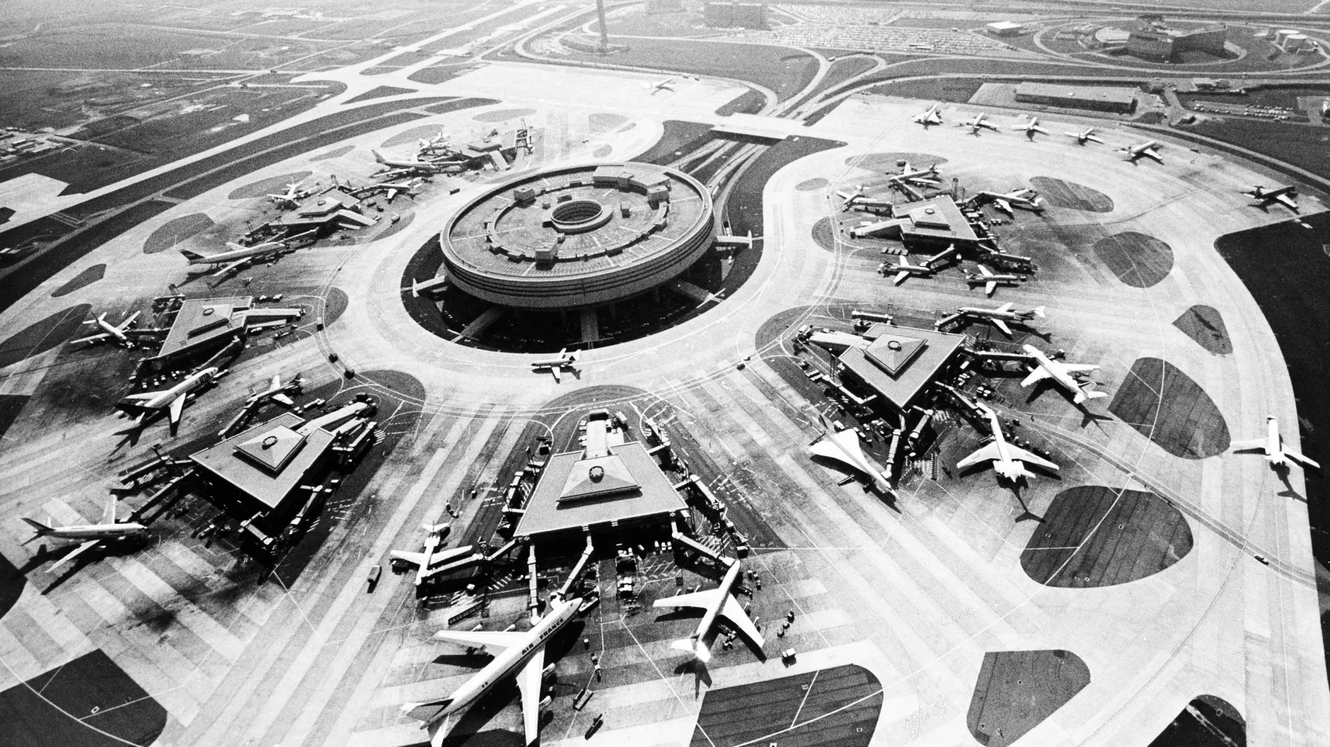 Photo d'époque vue aérienne Charles de Gaulle 1 noir et blanc