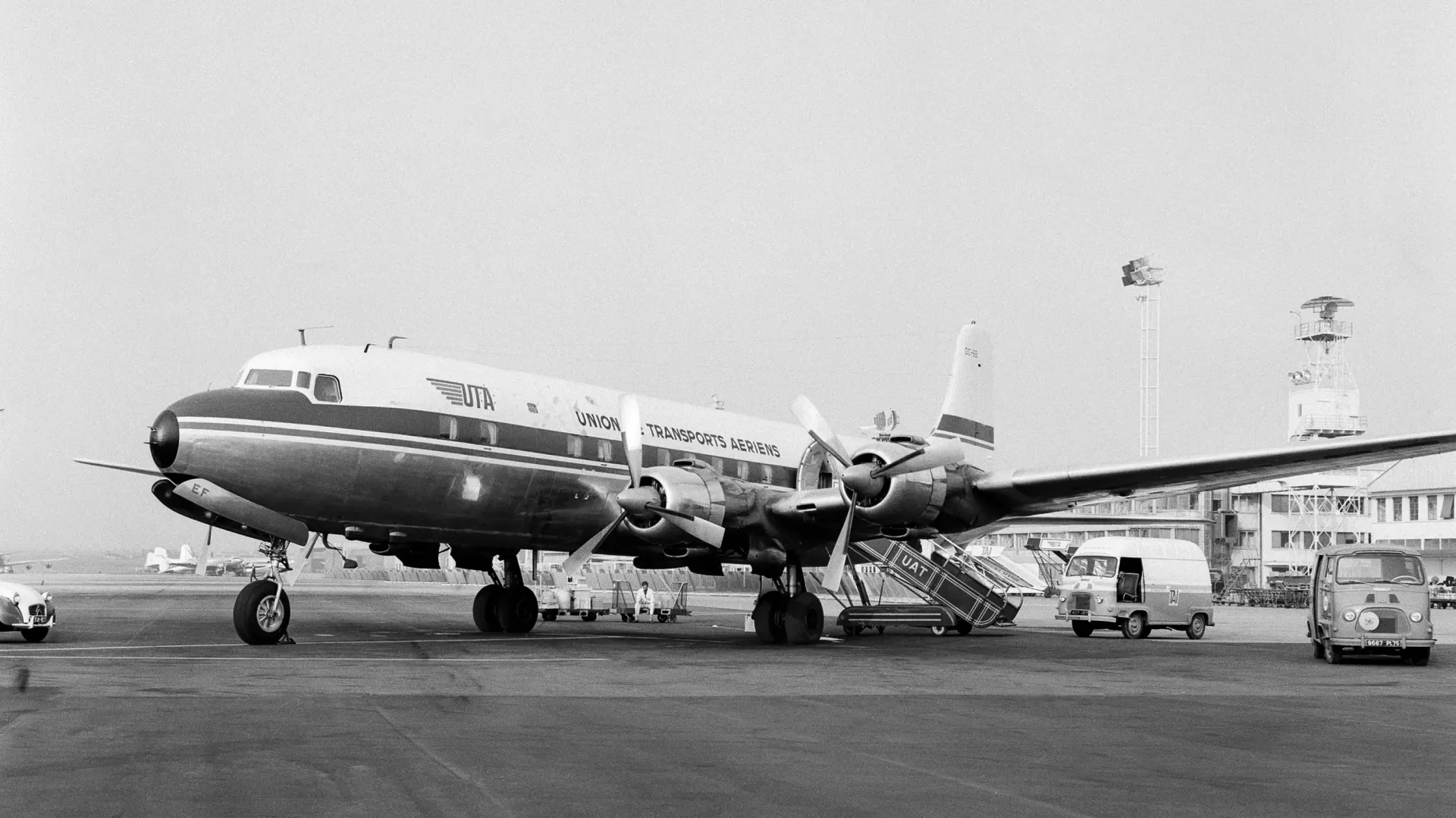 Photo d'époque DC6 UTA noir et blanc