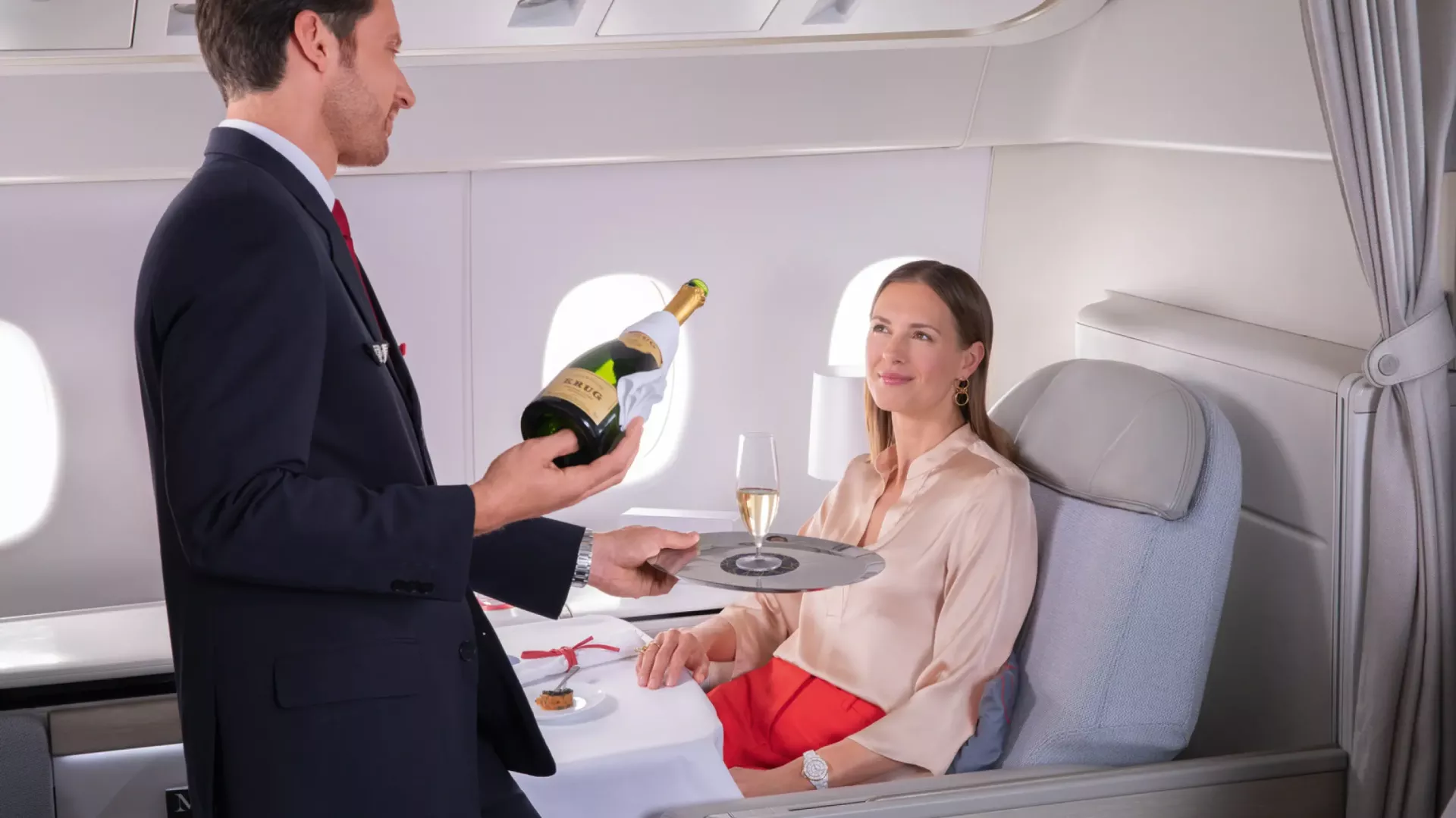 Femme avec verre dans une cabine