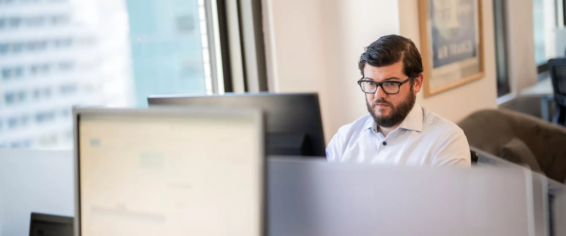 Employé qui navigue sur internet