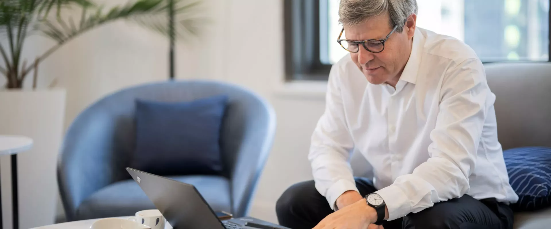 Employé qui navigue sur sa tablette