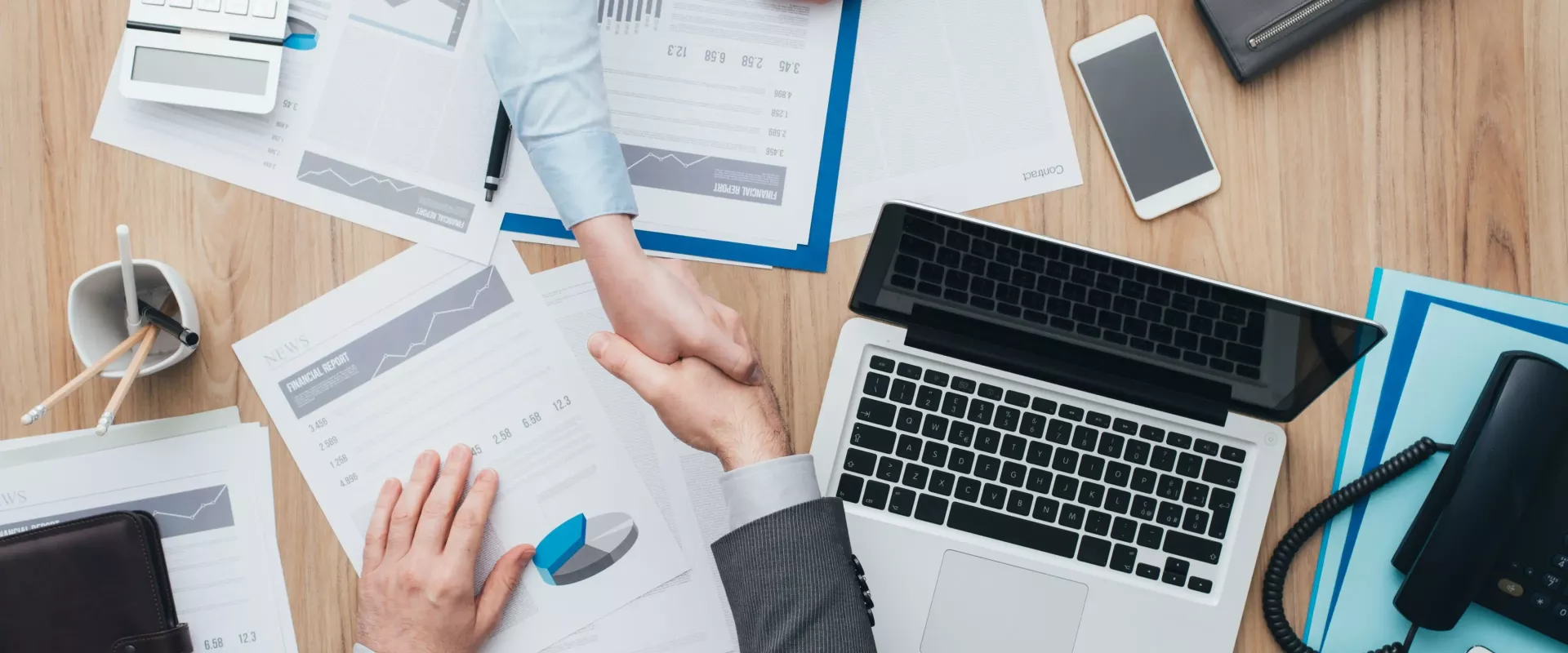 Employés se serrant la main