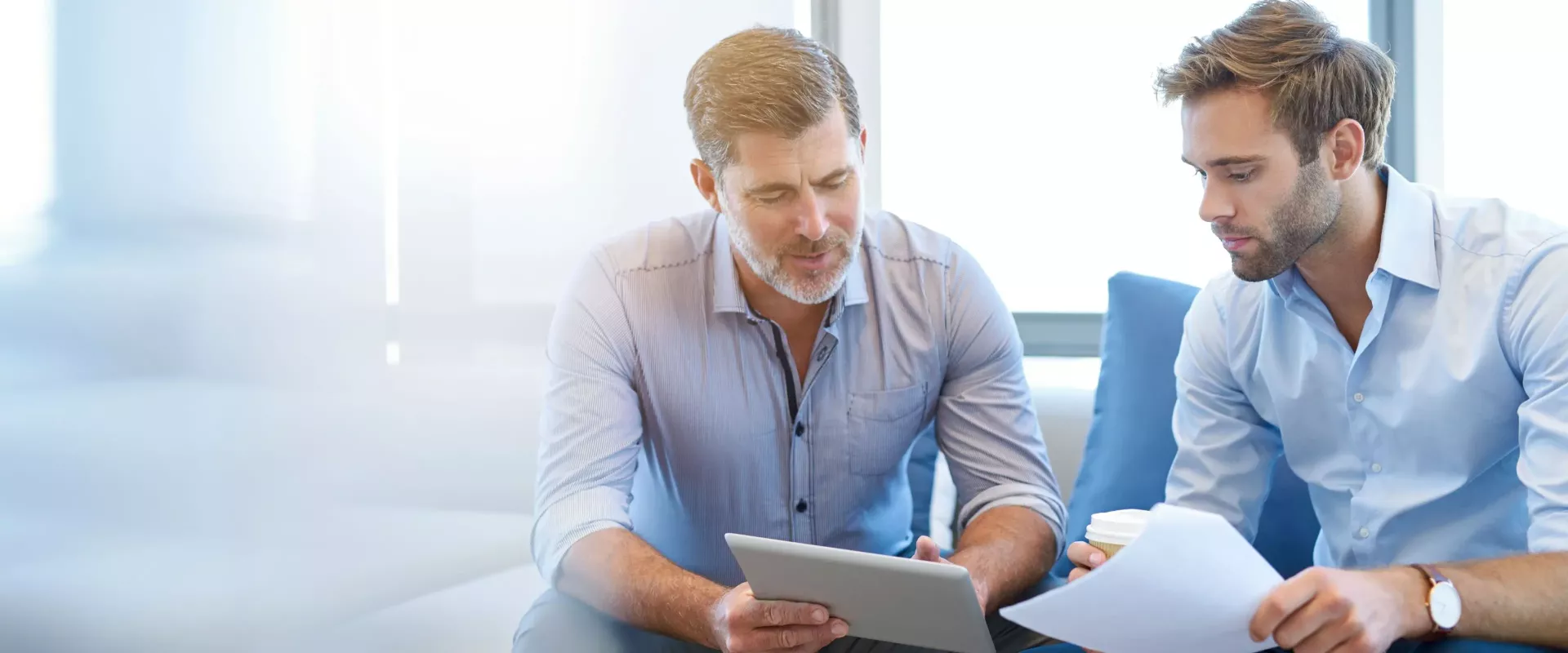 hommes d'affaires avec tablette