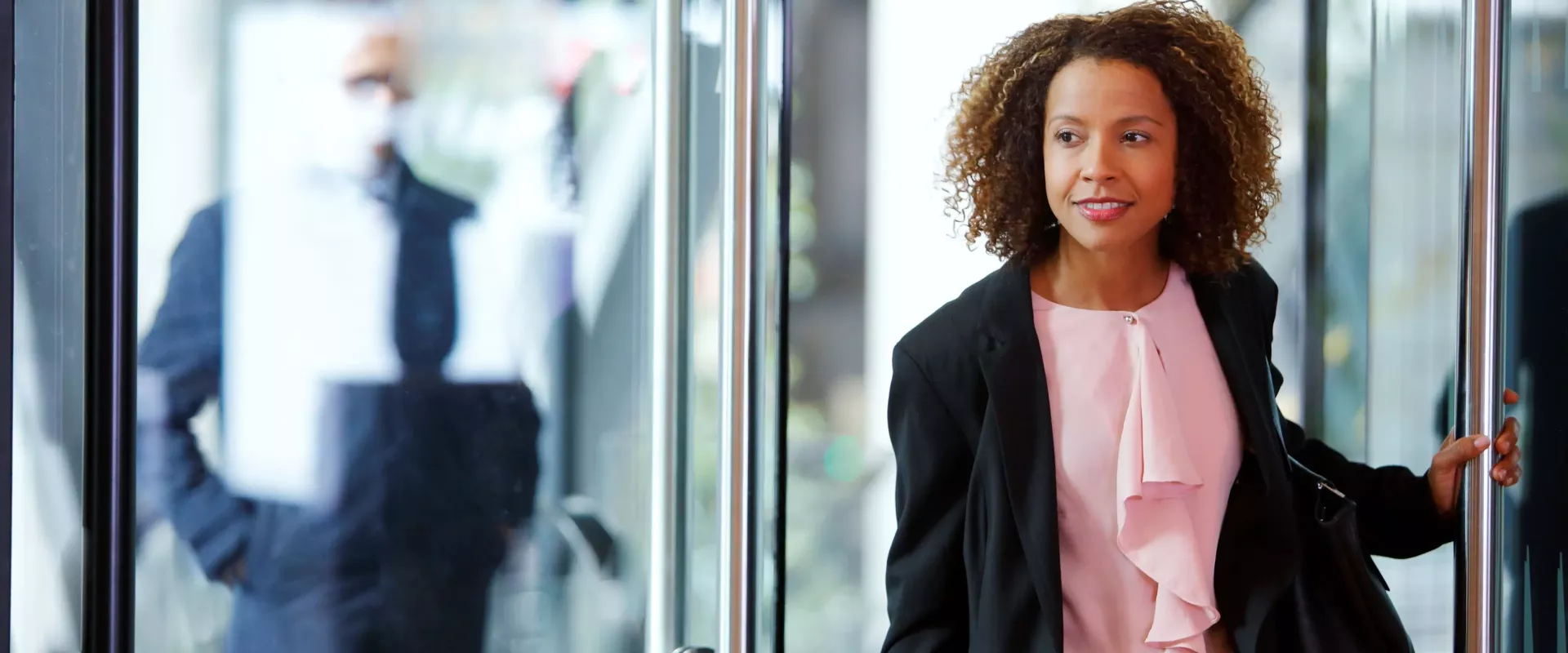 Employé arrivant au bureau