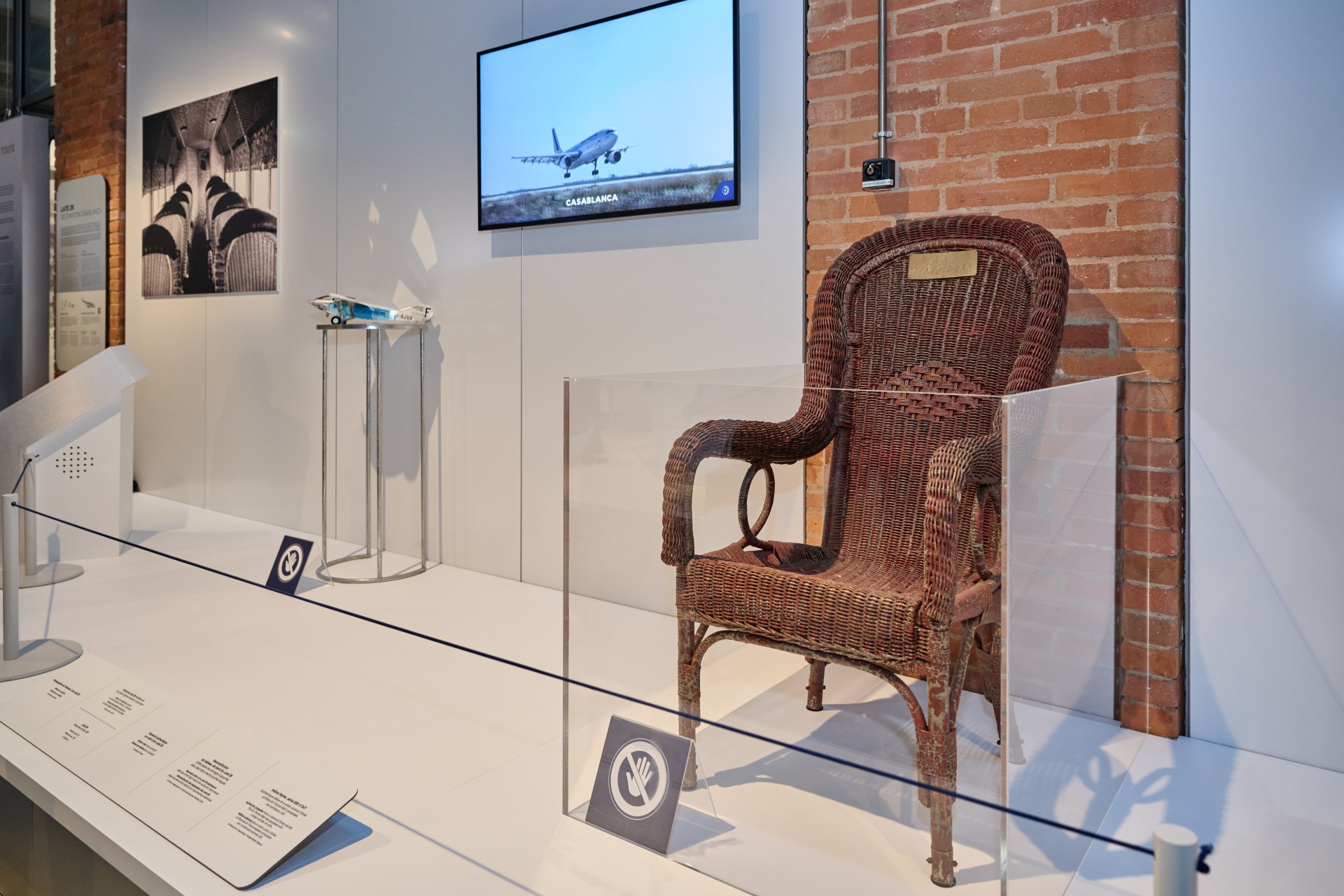 Exposition Air France une Histoire d élégance siège rotin