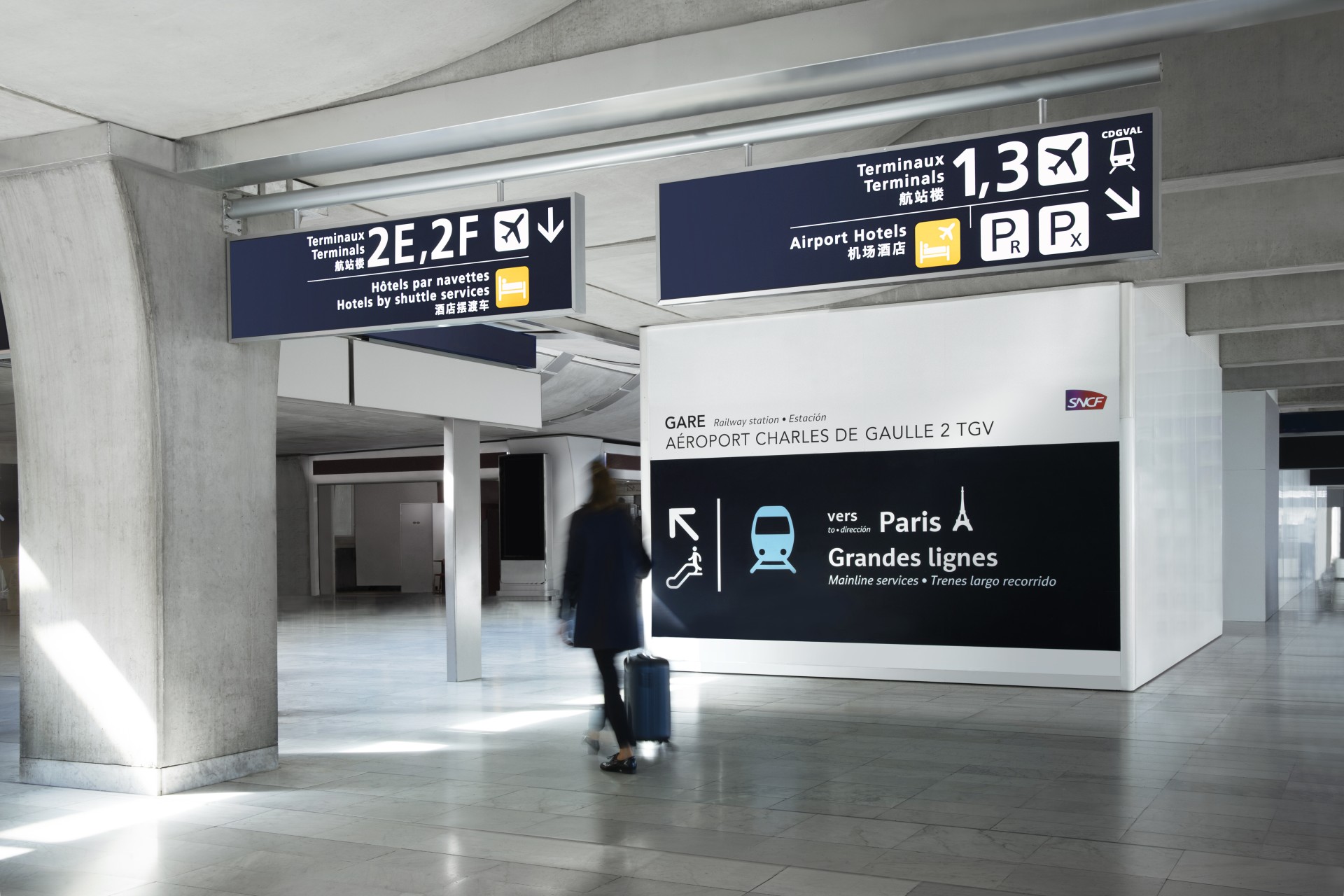 Passager dans un aéroport avec accès gare TGV