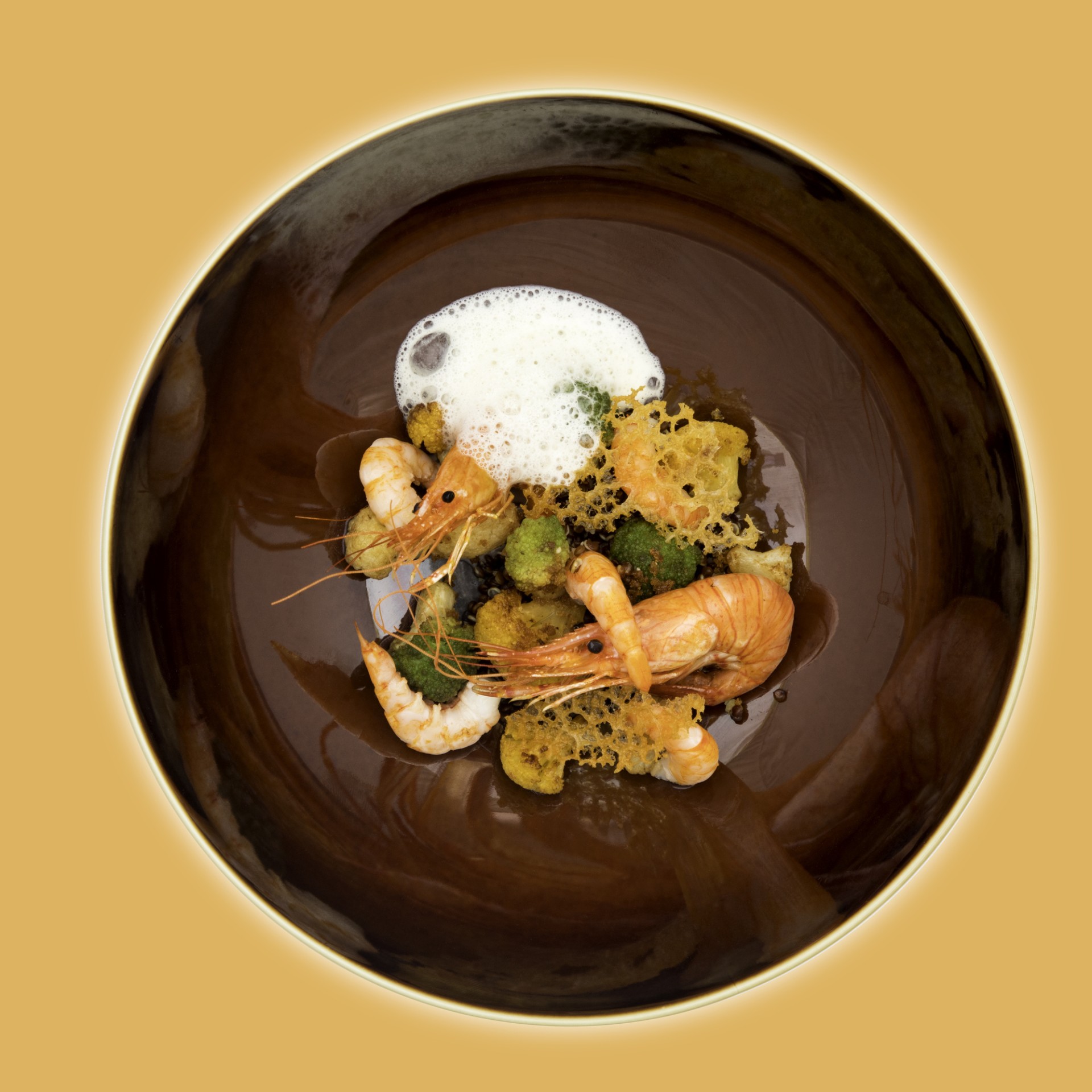 Photo du plat Crevettes et quinoa, mélanges de choux fleurs et crumble de pain d’épices.