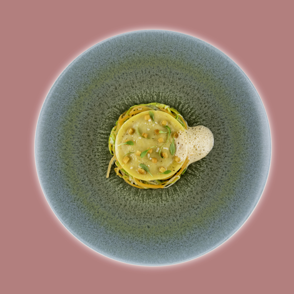 Photo du plat Raviole de crabe et crevette, sauce homard et légumes.