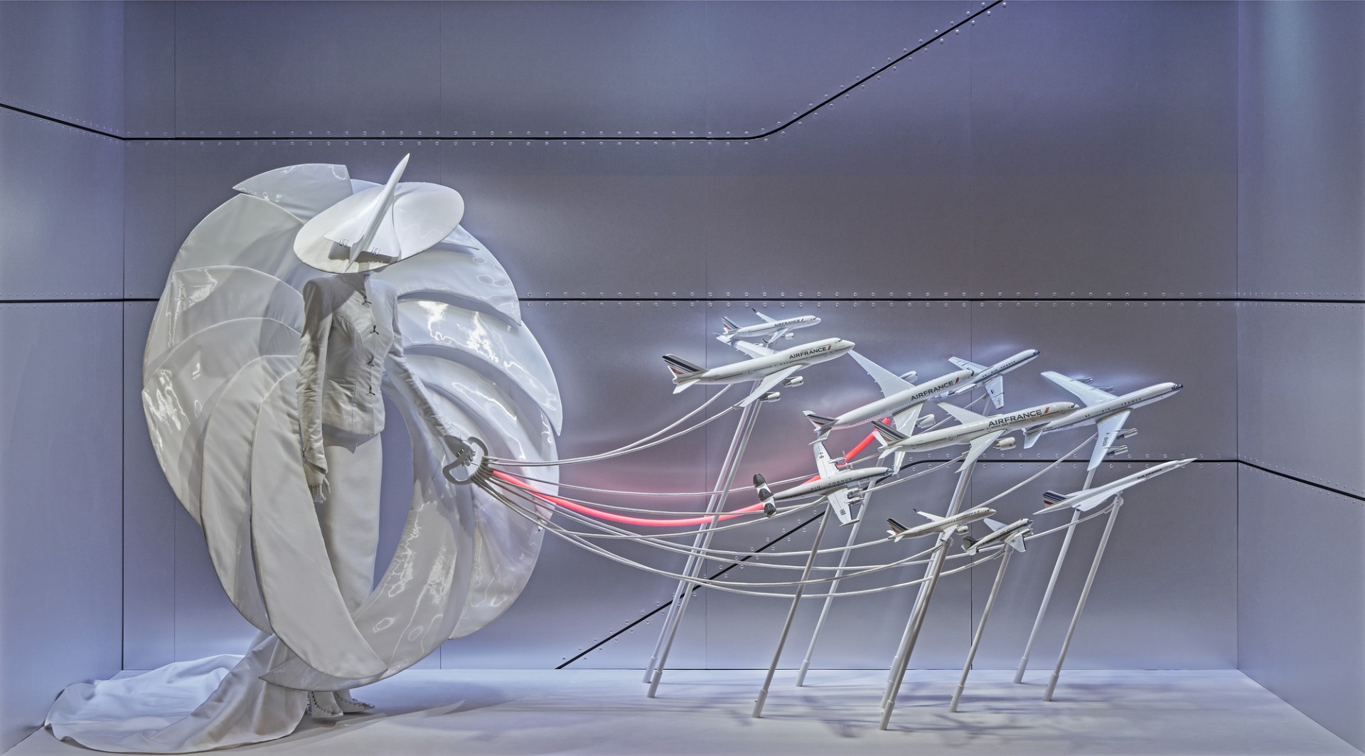 Vitrine 90 ans "avions et technologie"