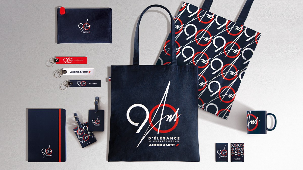 Une collection d’objets siglés 90 ans