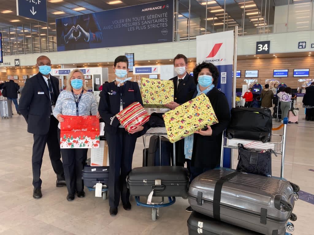 Photo du personnel naviguant avec des cadeaux