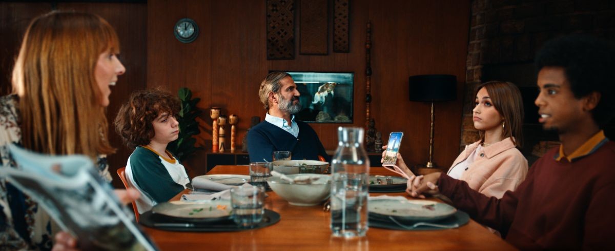 Une famille qui dîne à une table