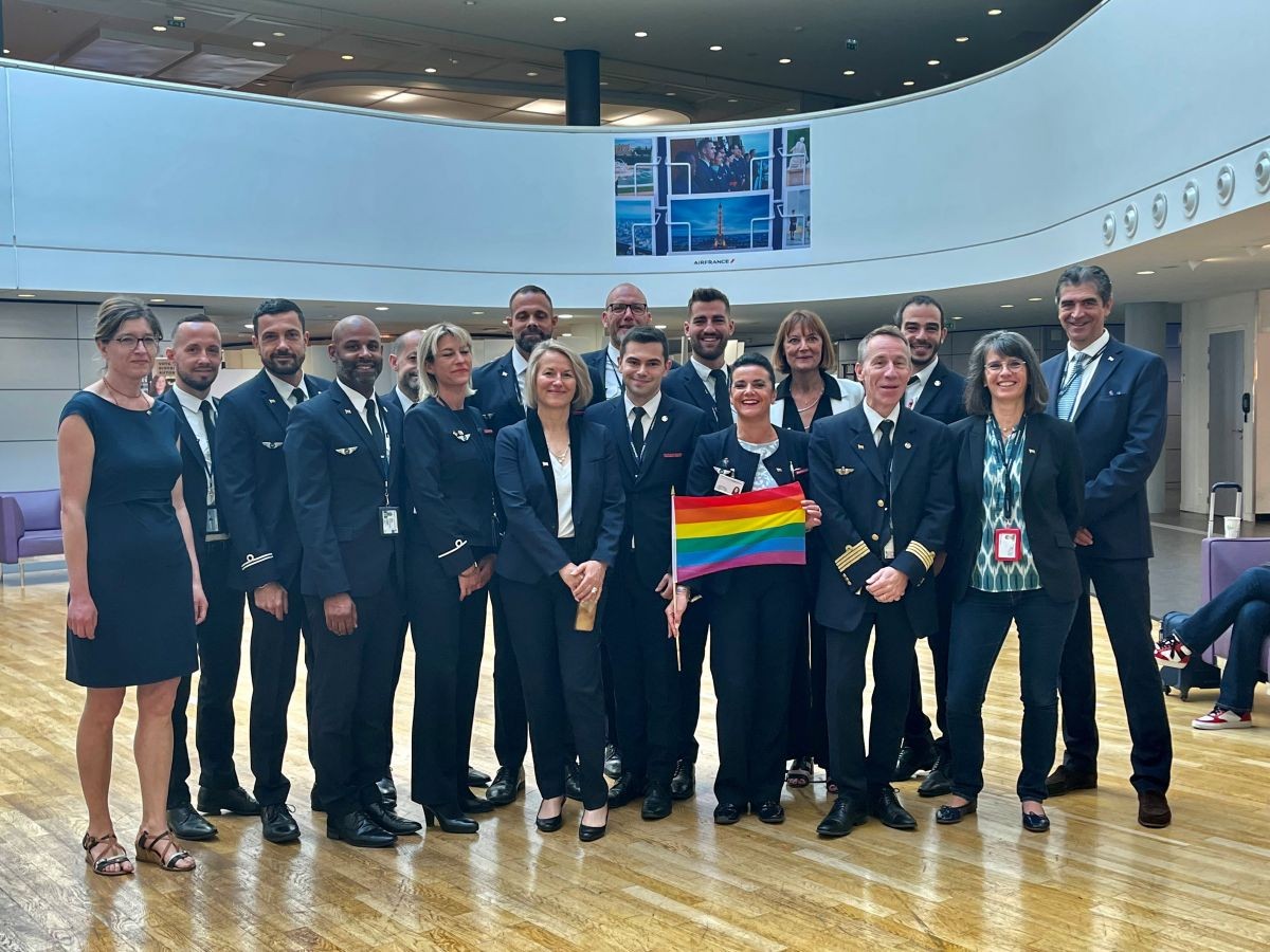 Salariés de Air france avec le drapeau lgbt