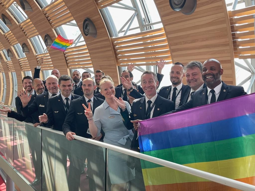 Salariés Air france avec le drapeau LGBT