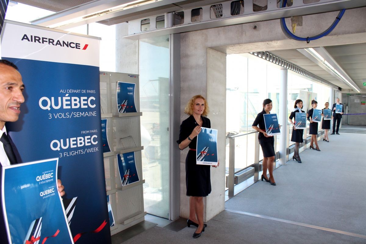Hotesses et stewart Air france présentan sa nouvelle liaison directe entre Paris-Charles de Gaulle et Québec (Canada).