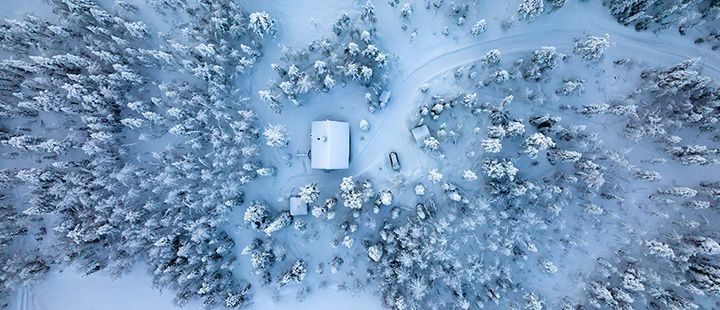 Neige. Une maison d'en haut