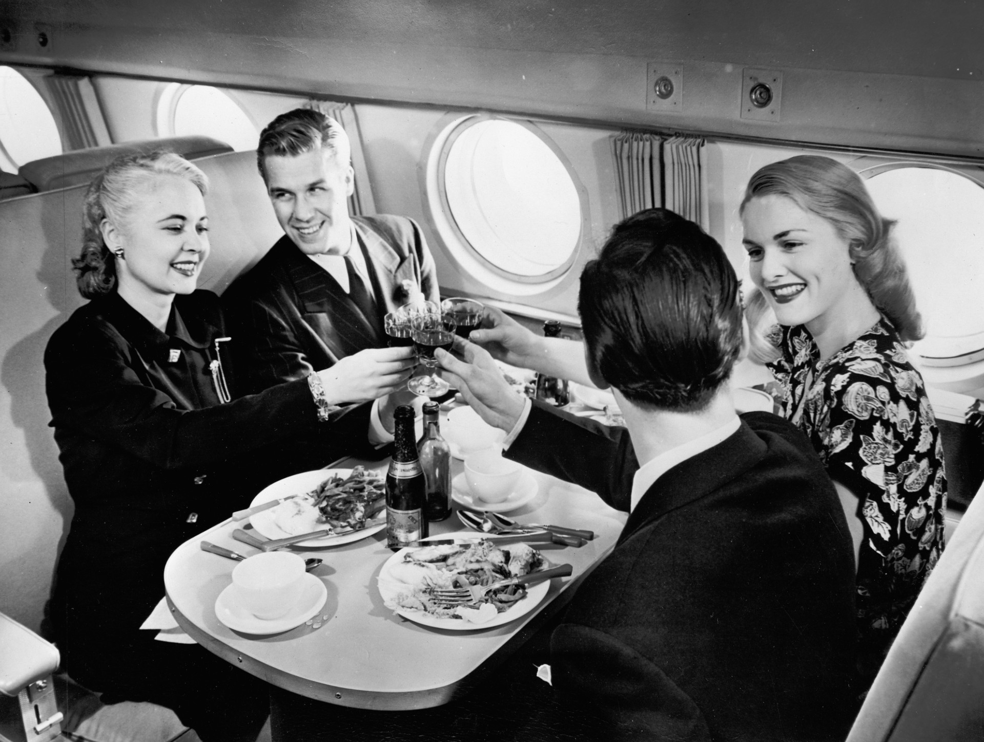 Photo noir et blanc repas à bord d'un avion