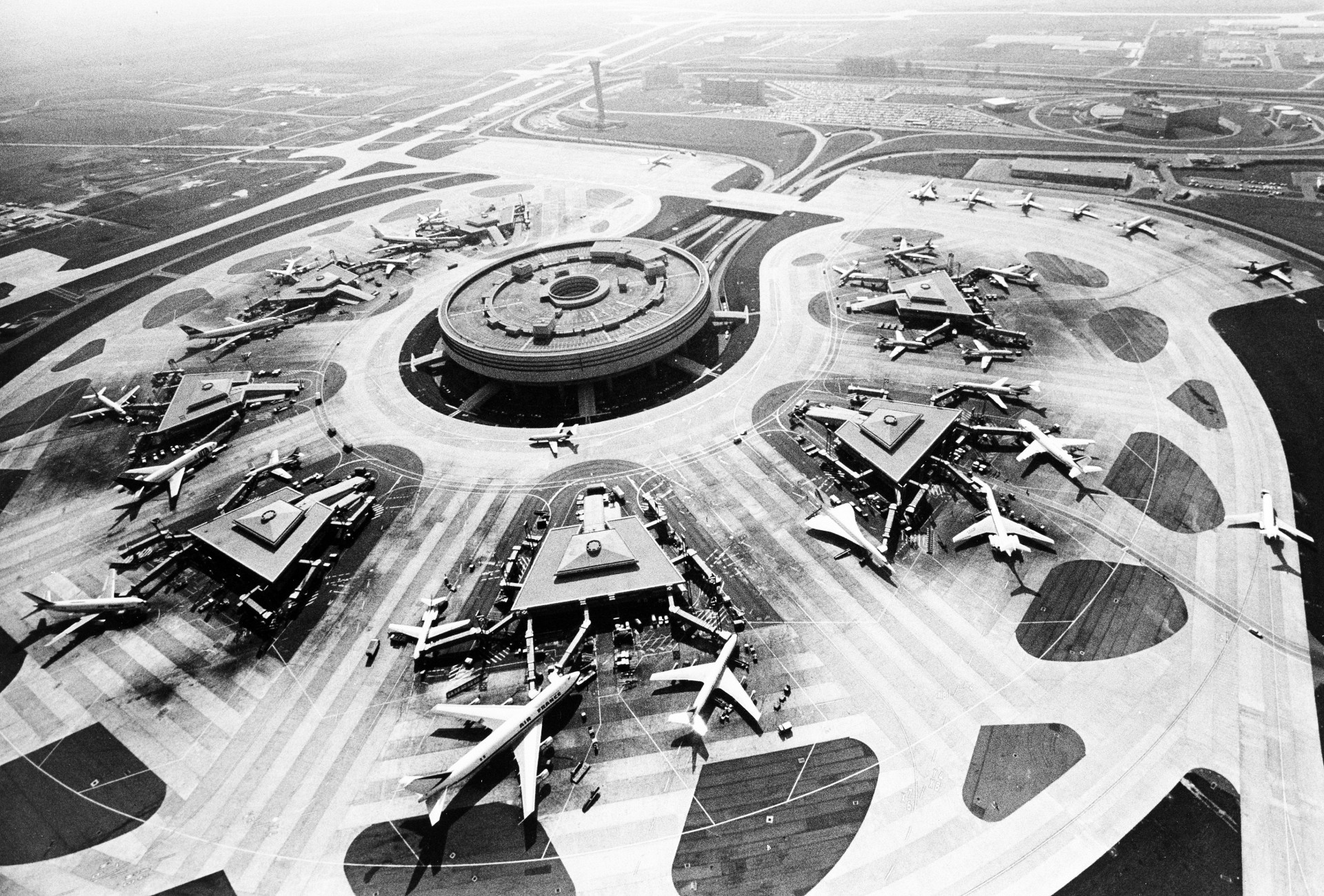 Photo d'époque vue aérienne Charles de Gaulle 1 noir et blanc
