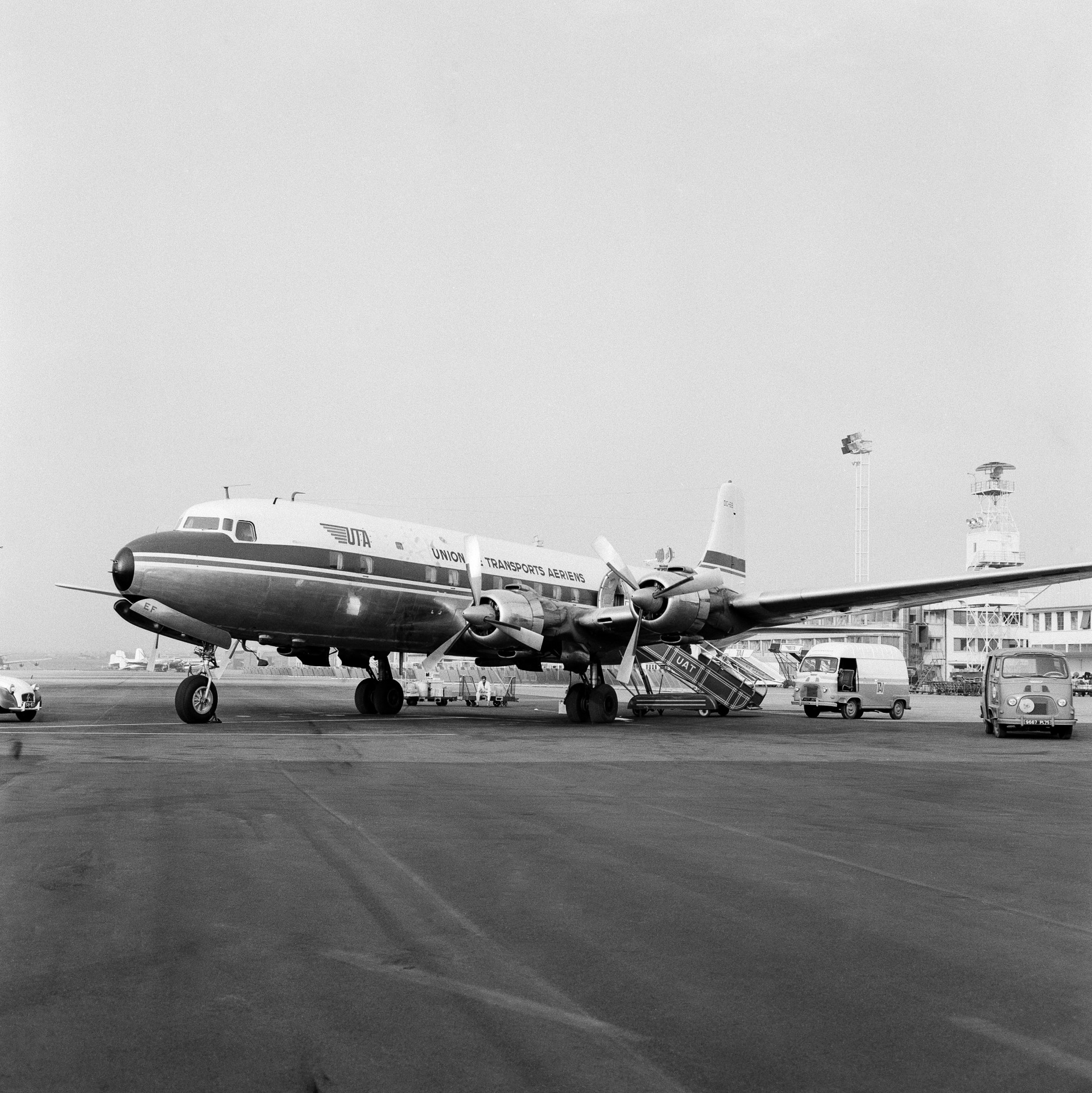 Photo d'époque DC6 UTA noir et blanc
