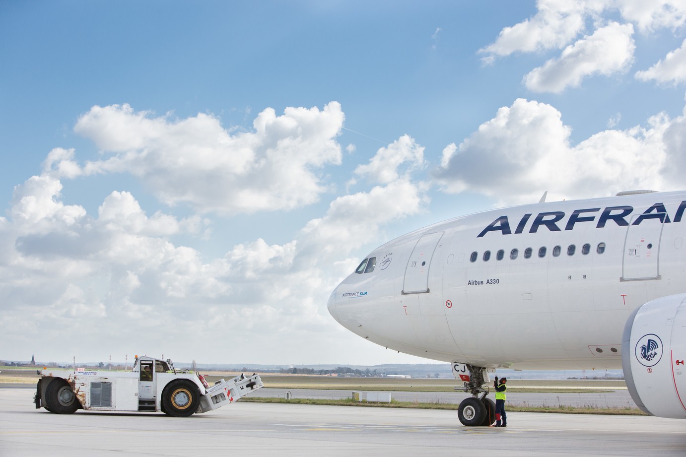 Photo avion en parking