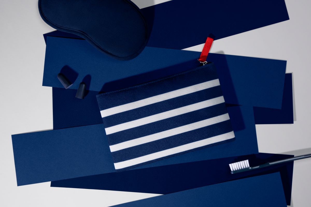 portefeuille bleu blanc. brosse à dents