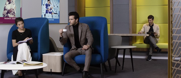 Client prenant le café