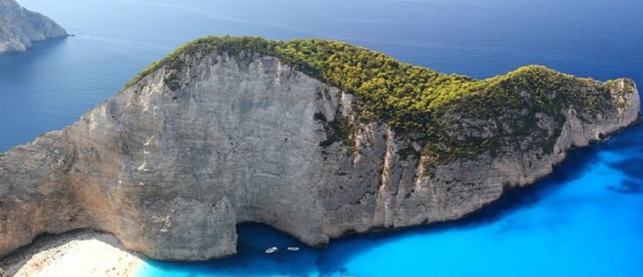 VIsuel d'une montagne sur la mer
