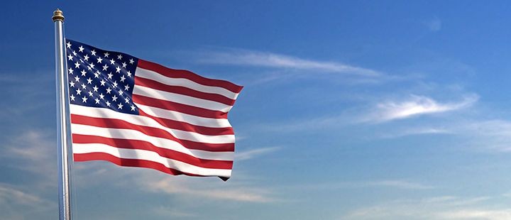 Drapeau américain qui flottant au vent
